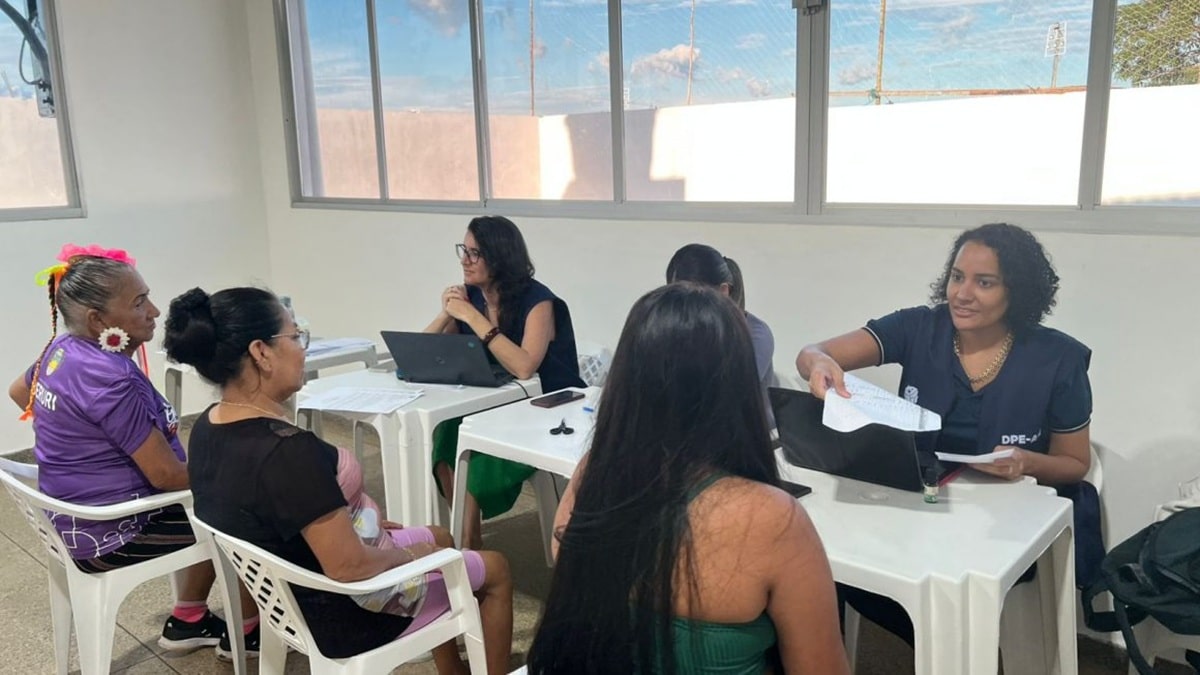 Atendimento aos cidadãos em mutirão de atualização de documentos e orientação jurídica