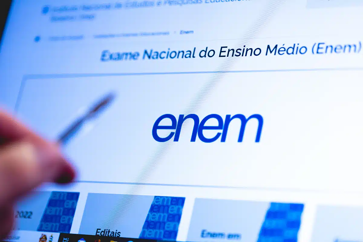 Tela de computador mostrando site oficial do ENEM com logo e links para editais 