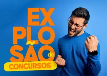 Homem comemorando vitória com expressão animada e fundo azul, texto laranja e amarelo Explosão de Concursos