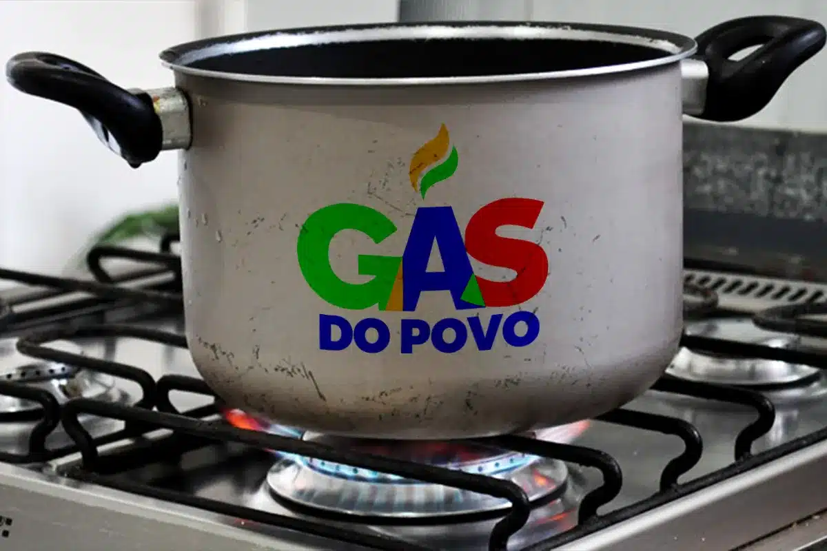 Panela no fogão a gás para cozinhar alimentos Panela de alumínio sobre fogo aceso em fogão doméstico com logo Gas do Povo