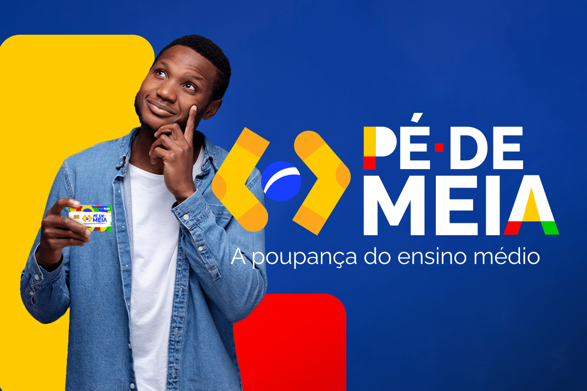 Jovem segurando cartão do Pé de Meia com fundo azul e amarelo, pensando e sorrindo.