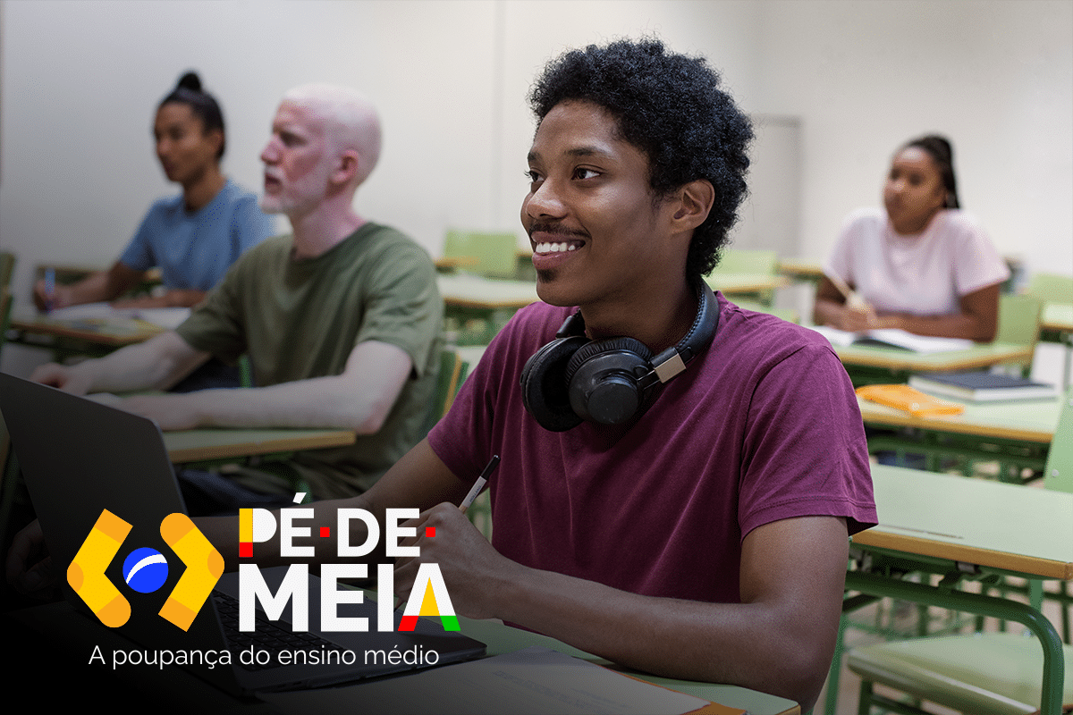 Estudante do ensino médio em sala de aula participante do programa Pé-de-Meia que paga R$ 200 mensais.