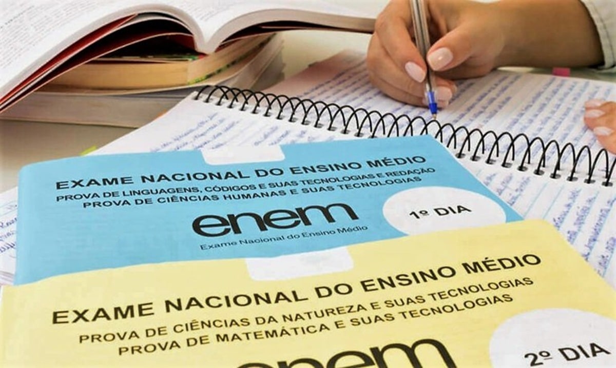 Cadernos de provas do Enem com estudante fazendo anotações e preparação