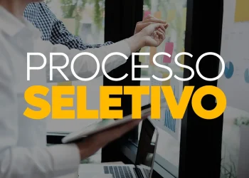 Pessoas trabalhando com post-its em uma parede de vidro durante processo seletivo