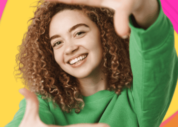 Jovem sorridente em plano americano faz gesto de enquadramento com as mãos, destacando o Programa de Estágio 2025 da Record TV para Rádio, TV e Internet. Logos PlayPlus, R7 e Record no canto inferior esquerdo.