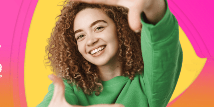 Jovem sorridente em plano americano faz gesto de enquadramento com as mãos, destacando o Programa de Estágio 2025 da Record TV para Rádio, TV e Internet. Logos PlayPlus, R7 e Record no canto inferior esquerdo.