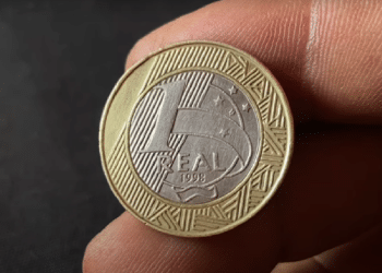 Moeda de 1 Real de 1998 com a inscrição do ano visível. A peça é uma variante rara "Prova" (com a letra P) que alcança valores de colecionador.