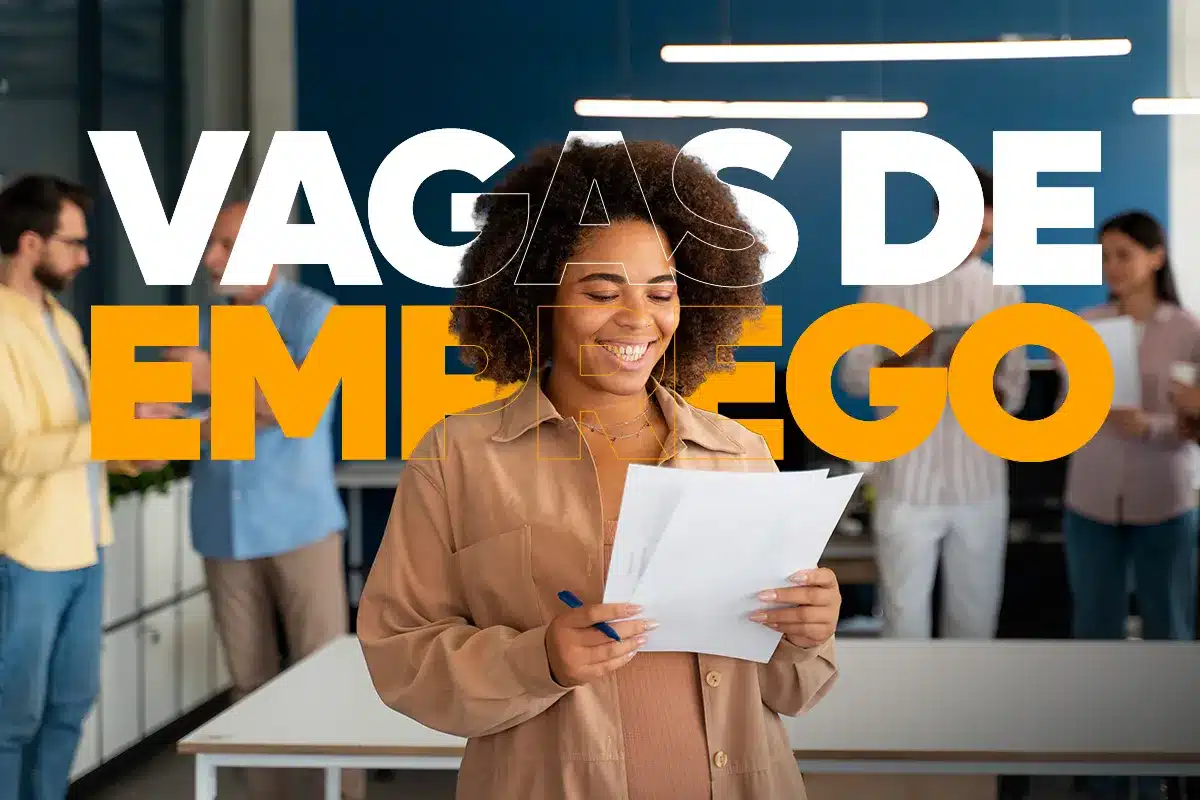 Mulher sorridente lendo documentos com a sobreposição "VAGAS DE EMPREGO", representando a procura e as oportunidades de trabalho flexível para entregadores autônomos do Mercado Livre.