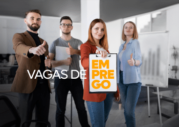 Equipe diversificada de profissionais comemorando vagas de emprego disponíveis com prancheta destacando oportunidades