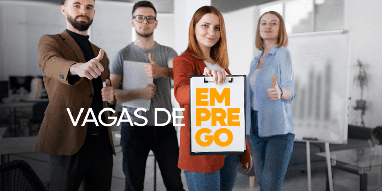 Equipe diversificada de profissionais comemorando vagas de emprego disponíveis com prancheta destacando oportunidades