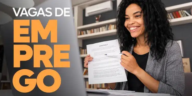 Mulher sorrindo em videoconferência mostrando contrato em sala moderna com estantes de livros