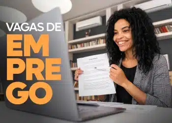 Mulher sorridente mostrando contrato em vídeo chamada no ambiente de escritório moderno