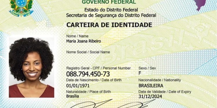 Carteira de identidade do Distrito Federal com foto de mulher, nome, CPF, data de nascimento e assinatura.