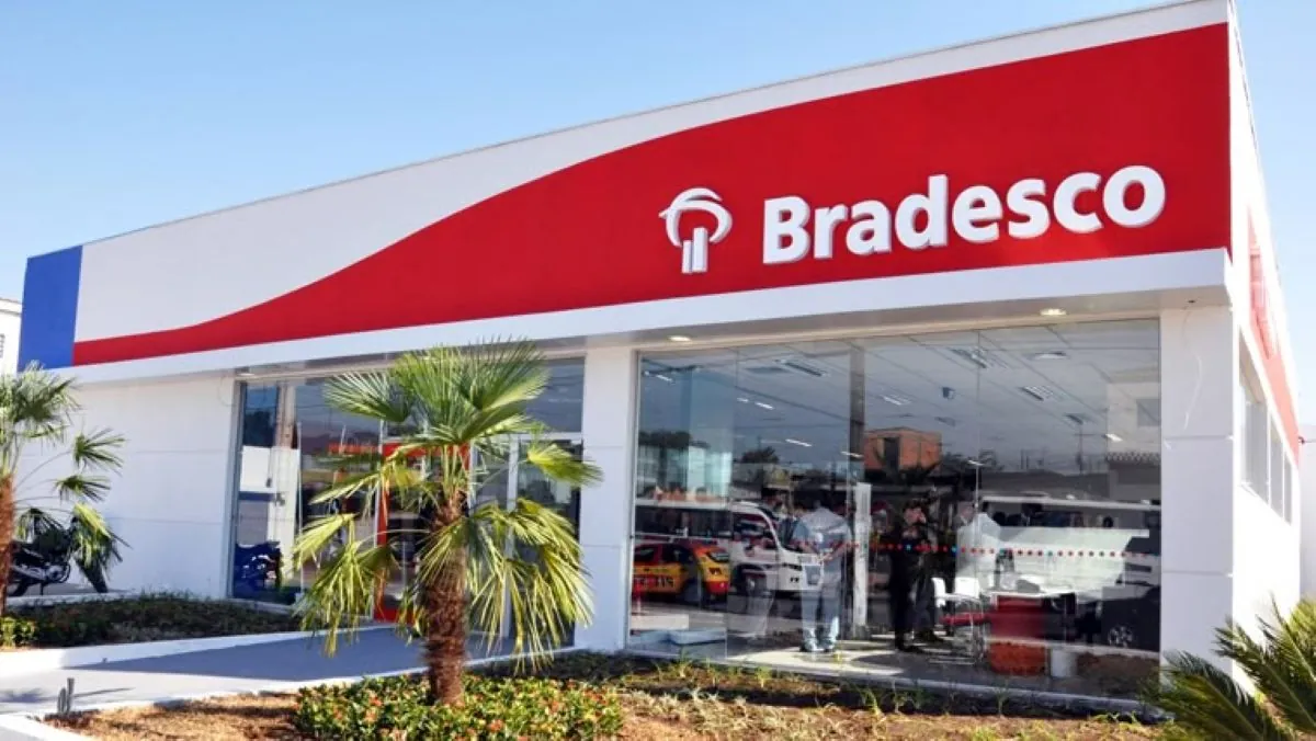 Agência Bradesco moderna com fachada vermelha Fachada contemporânea da agência Bradesco com vidro transparente e logomarca branca sobre fundo vermelho