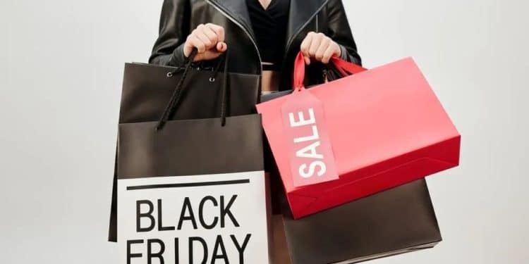 Mulher segurando sacolas de compras da Black Friday, incluindo uma com o rótulo 'SALE' e outra com 'BLACK FRIDAY', destacando o frenesi de compras de beleza e os riscos de fraude.