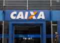 Fachada de uma agência da Caixa Econômica Federal.
