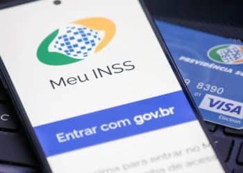 Aplicativo Meu INSS no celular com cartão da Previdência Social