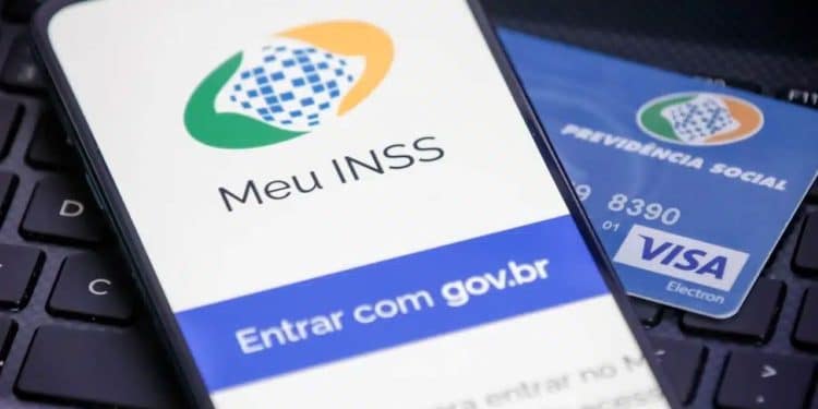 Aplicativo Meu INSS no celular com cartão da Previdência Social