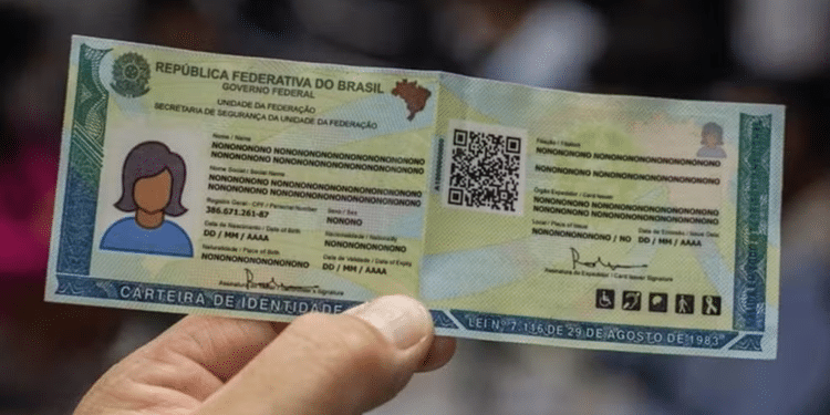 Pessoa segurando carteira de identidade brasileira com informações e QR code visíveis.