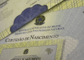 Certidão de nascimento brasileira com selo do registro civil e brasão da República Federativa do Brasil.