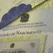 Certidão de nascimento brasileira com selo do registro civil e brasão da República Federativa do Brasil.