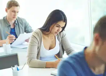 Candidatos concentrados realizando redação do Enem seguindo as regras para evitar eliminação do exame