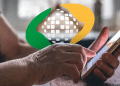 Idosa consultando a data e o valor do benefício no aplicativo Meu INSS pelo celular