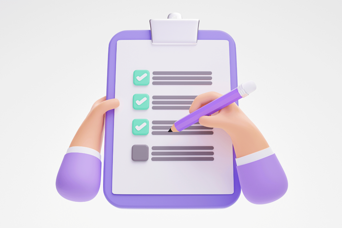 Mãos segurando prancheta roxa com lista e caixa de seleção marcada, uma delas sendo preenchida com lápis roxo.