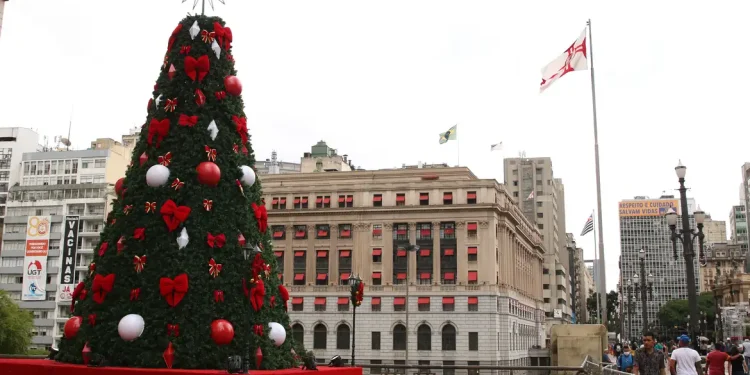 Mulher sorridente segurando nova carteira de identidade com fundo branco e texto colorido