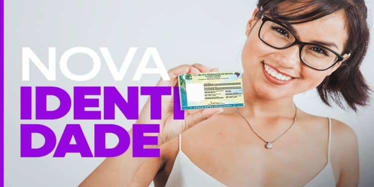 Mulher sorri segurando a nova Carteira de Identidade Nacional (CIN), documento que substitui o RG