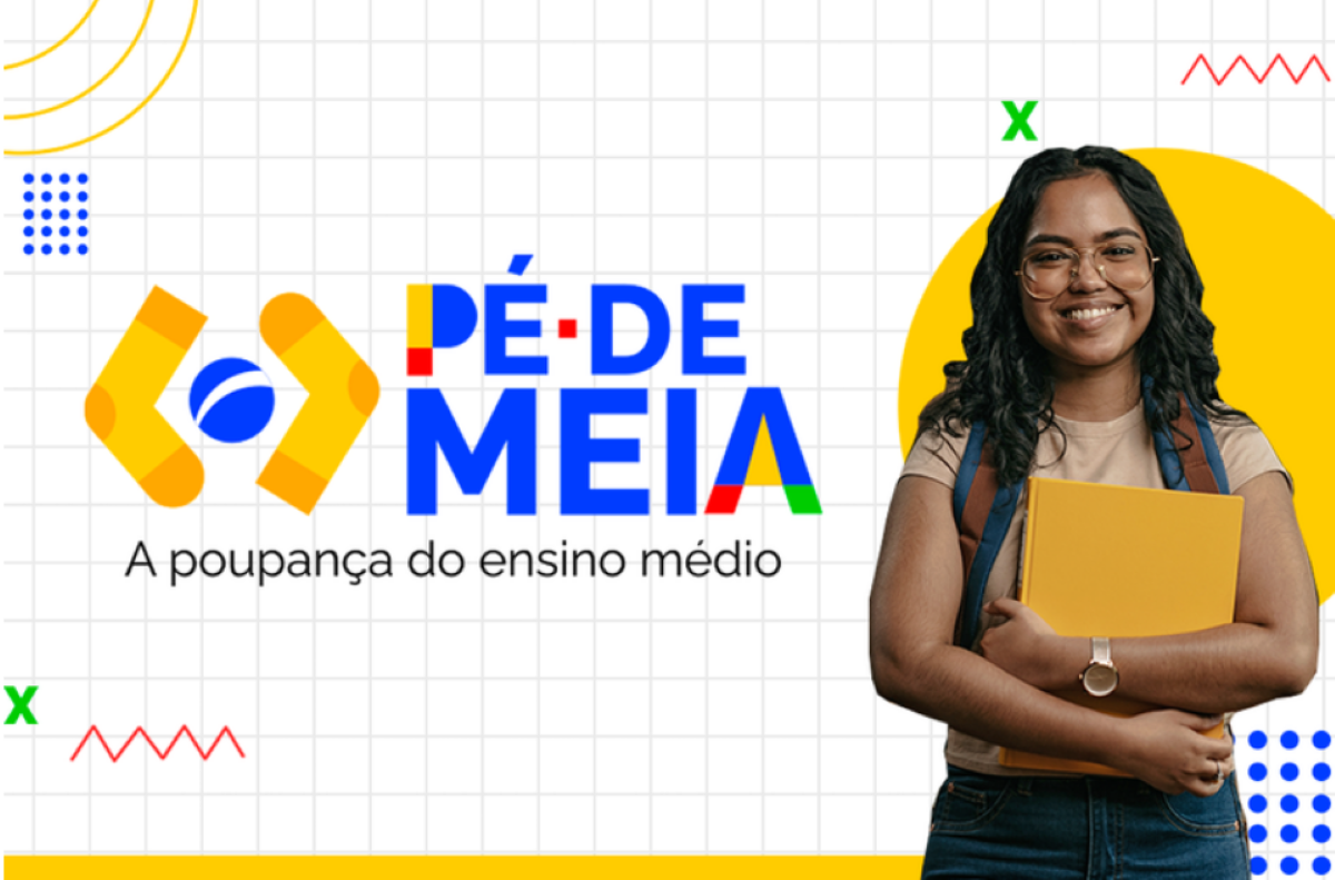 Pé-de-Meia: veja a situação da sua parcela Estudante sorrindo com caderno ao lado do logo do programa Pé-de-Meia.