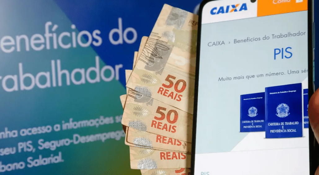 Cédulas de 50 reais ao lado de um celular aberto no site da Caixa sobre benefícios do trabalhador.