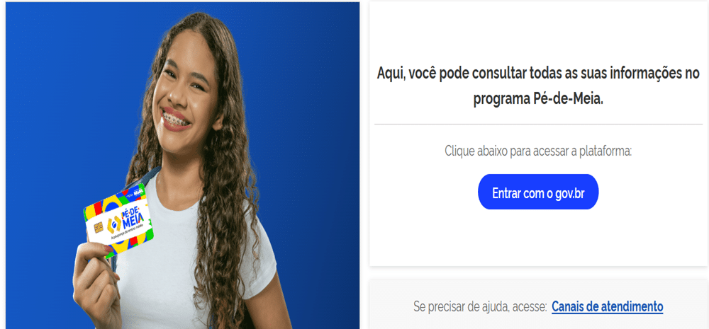 Jovem sorridente com cabelo cacheado segurando cartão colorido do programa Pé-de-Meia sobre fundo azul.