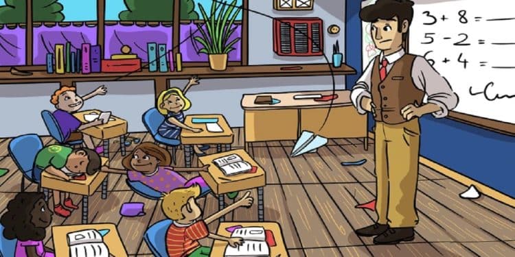 Teste visual com uma turma de alunos sentados em carteiras em sala de aula com professor de terno e gravata ao lado do quadro branco com contas matemáticas.