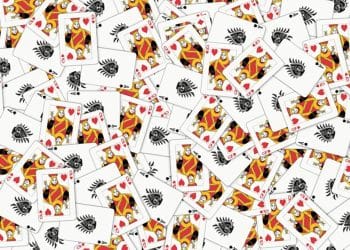 Teste visual com diversas cartas de baralho espalhadas com destaque para damas de copas.