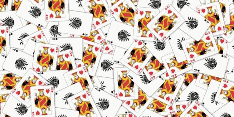 Teste visual com diversas cartas de baralho espalhadas com destaque para damas de copas.