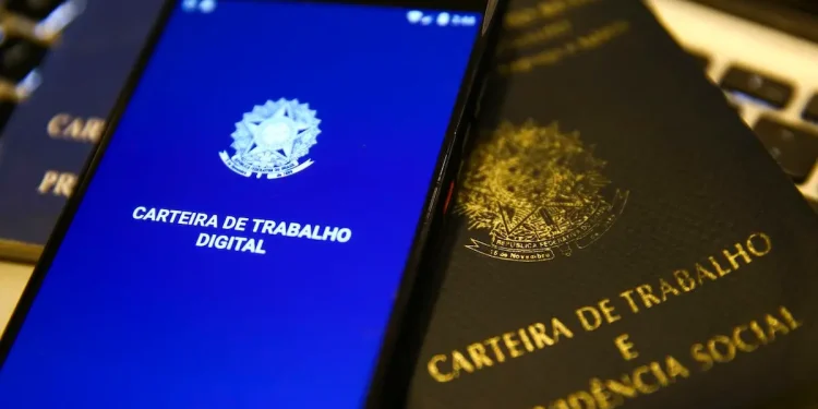 Smartphone exibindo a Carteira de Trabalho Digital ao lado de uma Carteira de Trabalho e Previdência Social física.