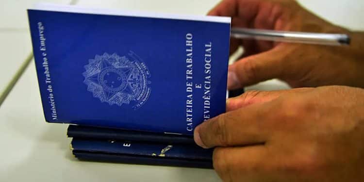 Manifestantes exigindo o fim da escala 6x1 em protesto, apoiando a redução gradativa da jornada de trabalho para 36 horas semanais.