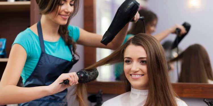 Profissional atendendo cliente em salão de beleza como exemplo de negócio escalável.