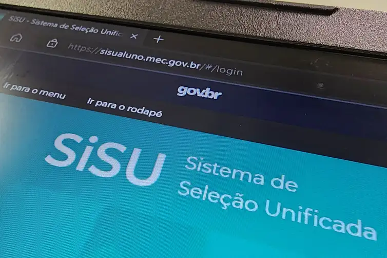 Sisu 2026: melhor nota das 3 últimas edições do Enem. imagem de uma tela de notebook mostrando a barra de endereços do site sisualuno.mec.gov.br e o logotipo azul do SiSU - Sistema de Seleção Unificada.