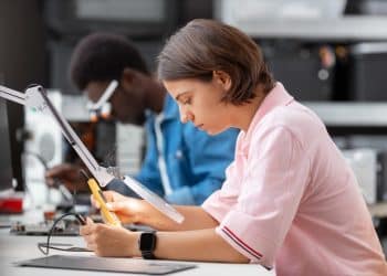 Aluna em aula prática de curso técnico do Senai com equipamentos profissionais.