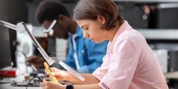 Aluna em aula prática de curso técnico do Senai com equipamentos profissionais.