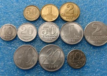 Coleção de moedas antigas brasileiras da era Cruzeiro, incluindo moedas de 20 centavos que podem valer até R$ 9.000, devido a erros de cunhagem.