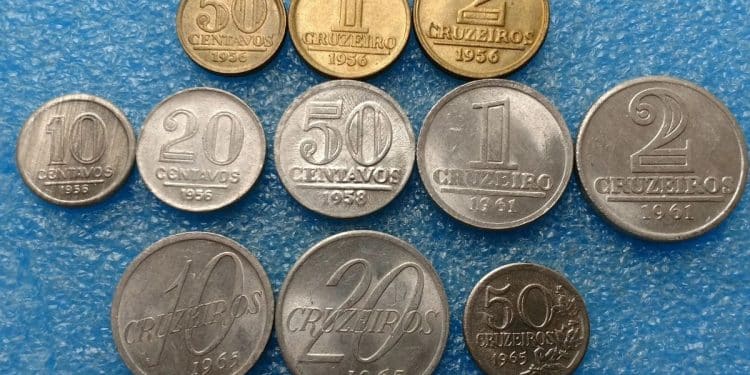 Coleção de moedas antigas brasileiras da era Cruzeiro, incluindo moedas de 20 centavos que podem valer até R$ 9.000, devido a erros de cunhagem.