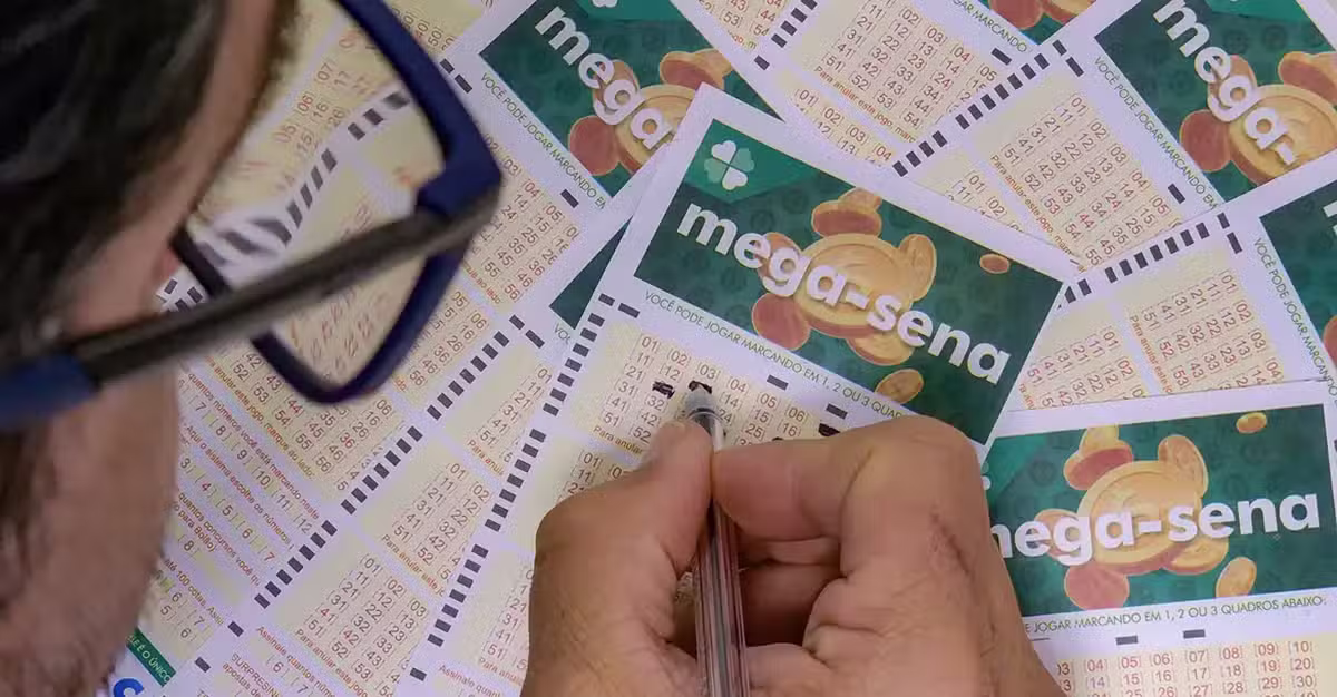 Mulher de óculos, marcando cartelas de apostas para mega-sena