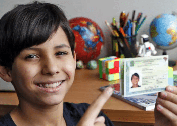 Menor de idade exibindo nova Carteira de Identidade emitida com documentos específicos para crianças.