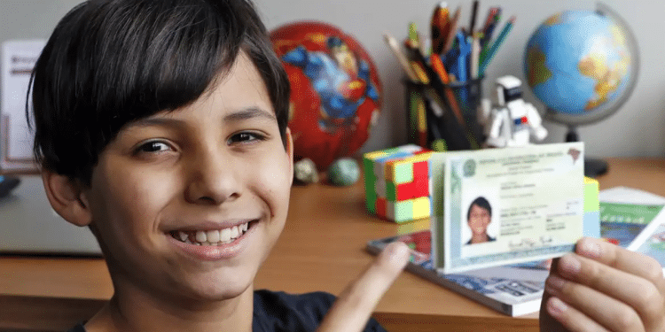 Menor de idade exibindo nova Carteira de Identidade emitida com documentos específicos para crianças.