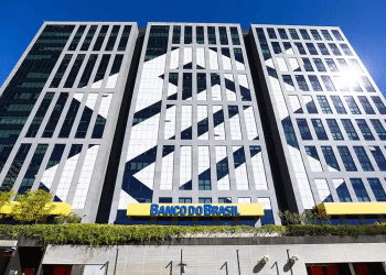 Sede do Banco do Brasil com fachada moderna e jardim frontal