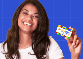 Jovem estudante feliz exibindo cartão do programa Pé-de-Meia.