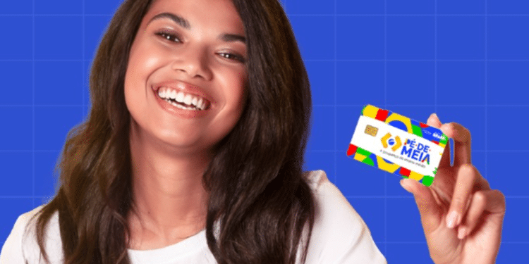 Jovem estudante feliz exibindo cartão do programa Pé-de-Meia.